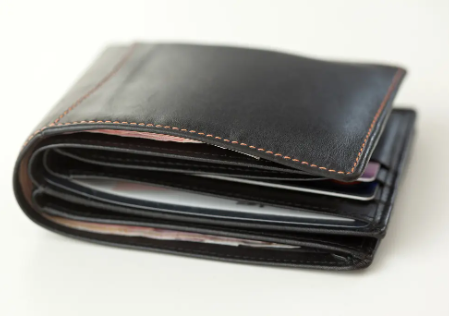 4 Expert Tips On How To Choose The Right Men’s Wallet | WekaNews